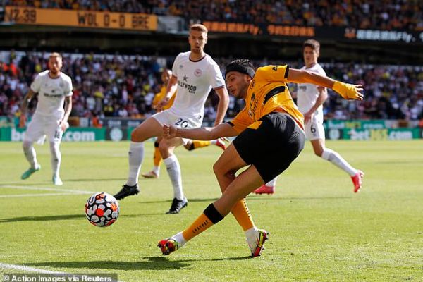 لحظهای که مهاجم ولورهمپتون میخواست «رابونا» بزند و سرنگون شد