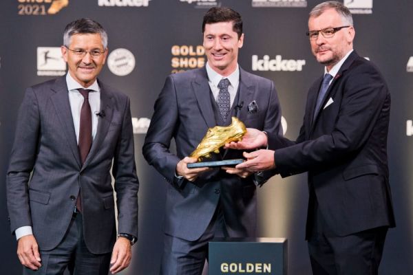 لواندوفسکی پس از دریافت جایزه کفش طلا از همسرم تشکر میکنم