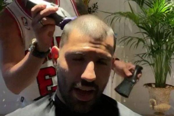 عکس؛ مهاجم بارسلونا و تراشیدن موهای سرش در لایو اینستاگرامی