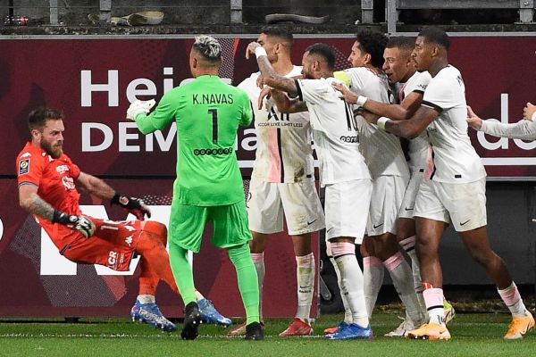 نیمار در دفاع از امباپه، دروازهبان متز را نقش زمین کرد