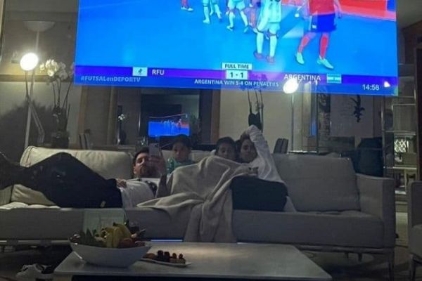  عکس؛ دراز کشیدن مسی و پسرانش روی مبل و تماشای صعود تیم فوتسال آرژانتین