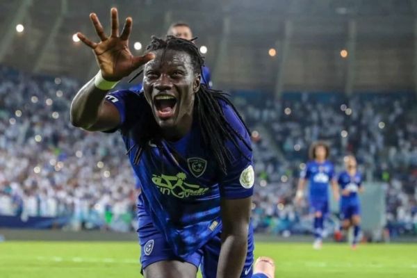 بیماری نادر بازیکن معروف الهلال حمله عصبی و غش کردن مهاجم اول حریف پرسپولیس