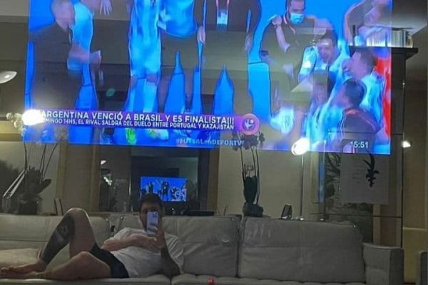 عکس؛ مسی و تماشای فینالیست شدن آرژانتین از روی مبل خانهاش
