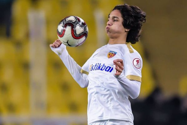 بازیکن تازه وارد بارسلونا مامان و بابایم نمیتوانستند جلوی اشکهایشان را بگیرند