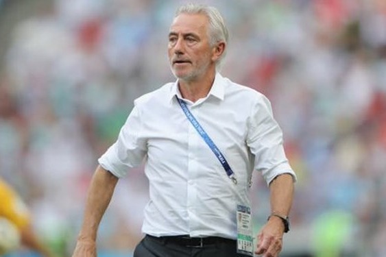 حاشیه بازی امارات و ایران درد دلهای سرمربی امارات با داور چهارم قلم بند رها شده در وسط زمین