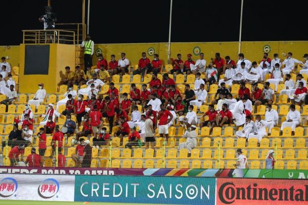 هواداران اماراتی با لباس و شال روی سکو عکس