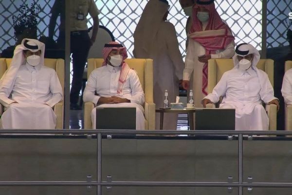  عکس؛ مالک قطری پاریسن ژرمن و تماشای بازی عربستان-ژاپن با دشداشه