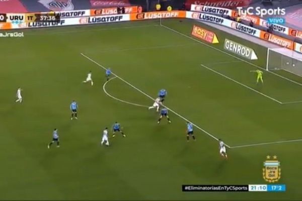 عکس؛ مسی از چه فاصلهای دروازه اروگوئه را باز کرد