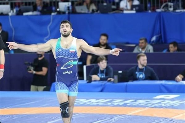 قاسمپور این طلا کم بود، قانعم نکرد کاکس را بردم، گفتند سیم واتس آپ را لگد کردی