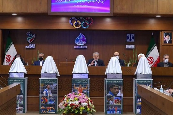 حاشیههای رونمایی از سردیس قهرمانان از درخواست حسین توکلی تا غیبت ۲ قهرمان نامدار