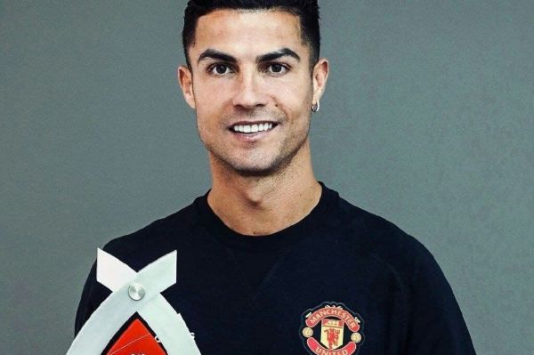  عکس؛ رونالدو و دریافت اولین جایزه‌اش در منچستر یونایتد