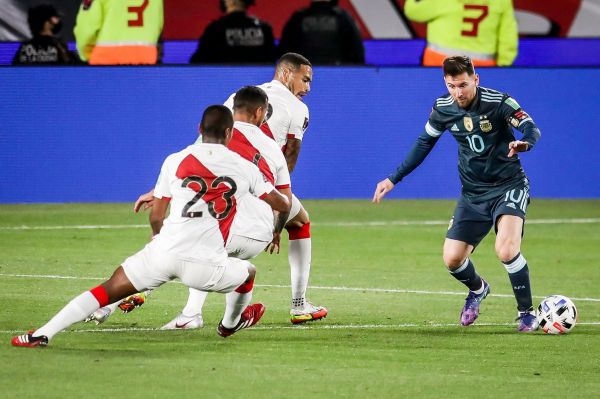  عکسی جالب از صف سه نفره بازیکنان پرو مقابل مسی