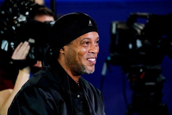 عکس؛ حضور رونالدینیو در پارک ده پرنس برای بازی پیاسجی و لایپزیش