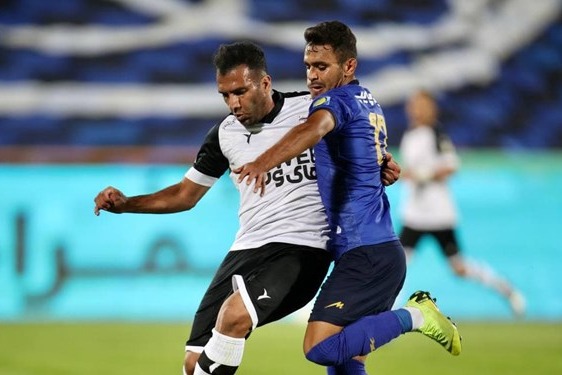 حاشیه بازی استقلال و هوادار اعتراض بازیکنان هوادار به داور بعد از پایان بازی