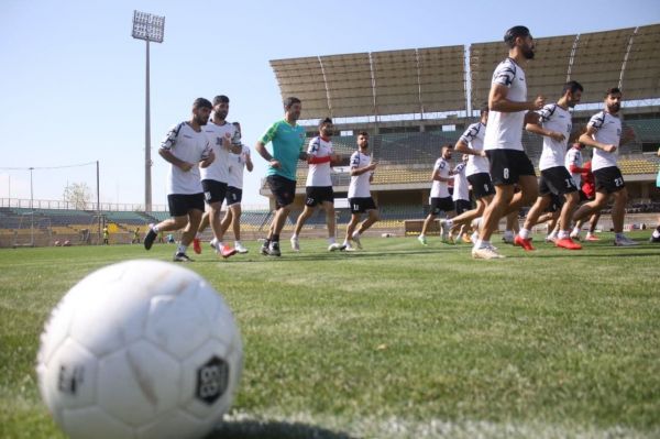  گزارش تمرین پرسپولیس  تمرین سبک پرسپولیس با چاشنی کری‌خوانی  گل‌محمدی، باقری و سیدجلال هم‌تیمی شدند