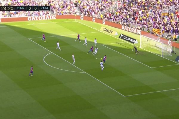 تک به تک خرابکردن دست که خشم هواداران بارسلونا را برانگیخت؛ توپ را به آسمان کوبید