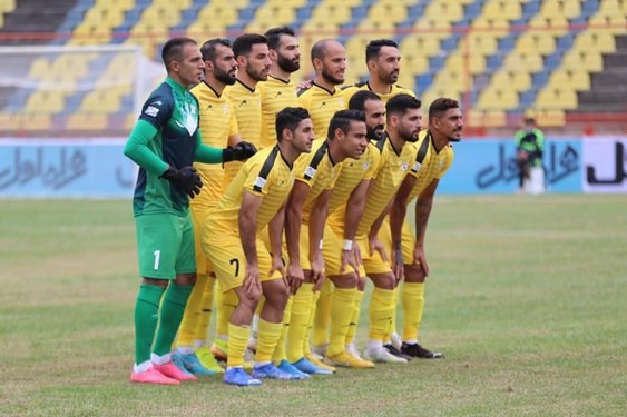  حاشیه بازی فجرسپاسی و گل‌گهر  دو بازیکن تیم شیرازی از ترکیب خارج شدند  اعتراض مربیان گل‌گهر به زمین