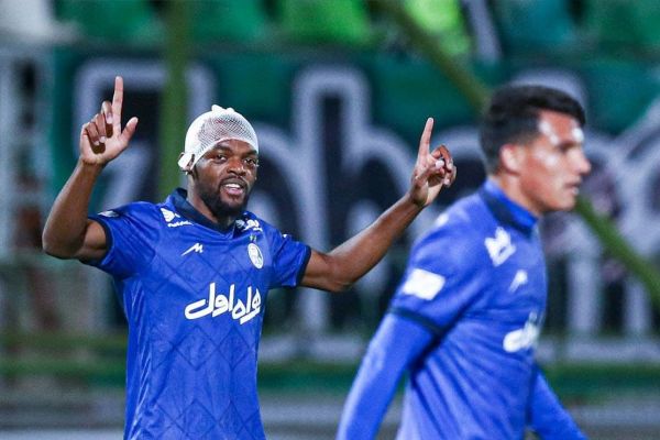 حاشیه بازی ذوبآهن و استقلال صورت خونی هافبک آبیها بازیکن ذوبآهن با آمبولانس از ورزشگاه خارج شد