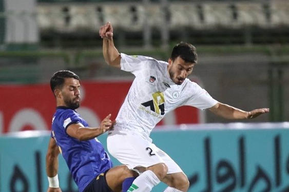  حاشیه بازی ذوب‌آهن و استقلال  اعتراض ناظر مسابقه به حراست  تشویق ایسلندی در فولادشهر