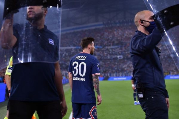 عکس؛ مسی تحت حفاظت سپرهای نیرو های امنیتی برای زدن کرنر