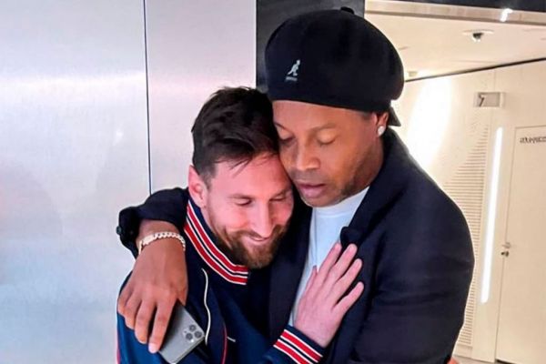  عکس بامزه مسی و رونالدینیو در آغوش هم با چشم‌های بسته