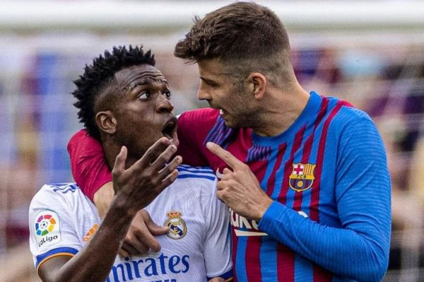 صحنه بامزه کل کل پیکه با وینیسیوس در ال کلاسیکو عکس