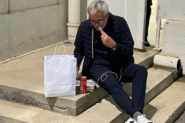 تصویر جالبی که مورینیو از شام خوردنش روی پلهها منتشر کرد