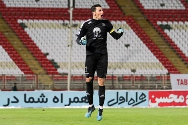  حاشیه بازی استقلال و تراکتور  سیلی اخباری به مدافع استقلال  استقلال - تراکتور با حضور تماشاگران + عکس