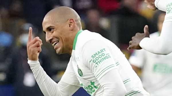 ثبت یک گل شگفت انگیز در لیگ فرانسه با شوتی از فاصله 75 متری عکس