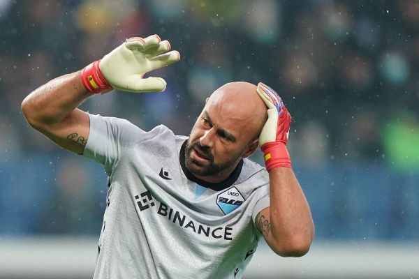  عکس؛ مصدومیت دروازه‎‌بان لاتزیو پس از اصابت سکه به سرش