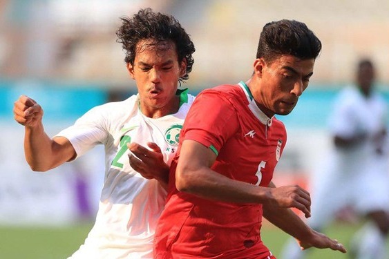 حاشیه بازی تیم امید ایران و تاجیکستان اعتراض بازیکن ایران به داور و 4 گل در 25 دقیقه