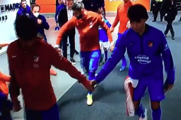  لحظه بامزه‌ای که گریزمان دست ژائو فلیکس را گرفت