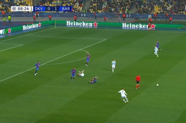  تمارض عجیب و بلند شدن سریع بوسکتس پس از خطا نگرفتن داور