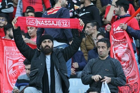  حاشیه بازی نساجی و نفت آبادان  چمن زنی ورزشگاه تا لحظه شروع بازی  چرت یک تماشاگر قبل از شروع مسابقه