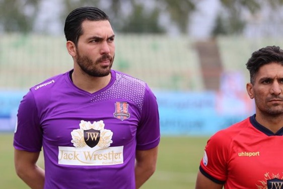  حاشیه بازی نساجی و نفت آبادان  تذکر ناظر بازی به لباس حقیقی  اعتراض به کادر فنی نفتی‌ها