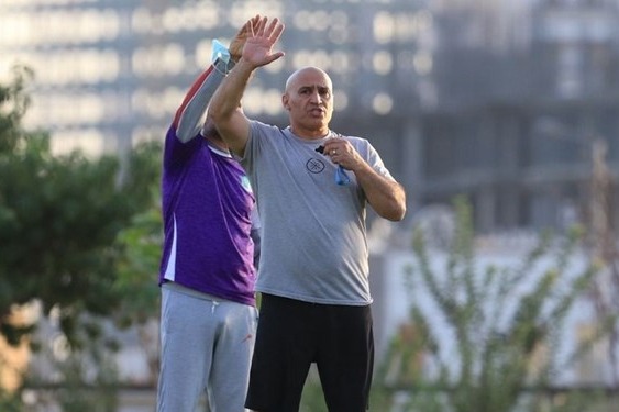  حاشیه دیدار نساجی و نفت آبادان  اعتراض به حضور منصوریان در زمین زمین نساجی غلتک خورد