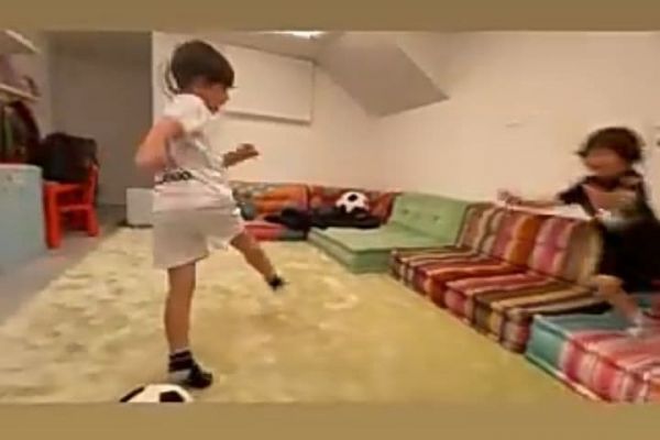 تصویری که همسر مسی از پنالتیزدن بچههایش روی مبل منتشر کرد