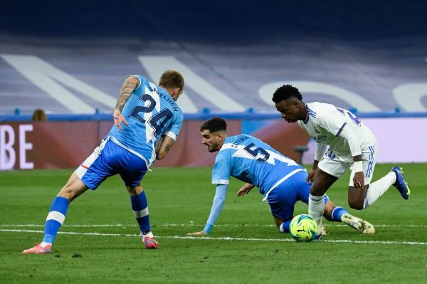  لحظه‌ای که وینیسیوس پس از استارت دیدنی مدافعان رایووایکانو را به هم زد