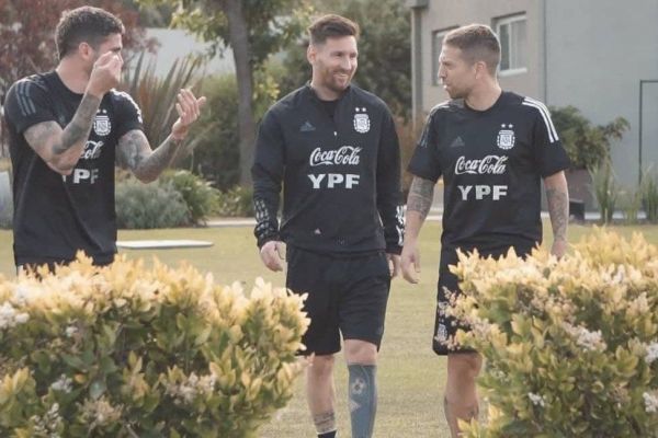  عکسی که مسی از چهره خندان خود در کنار دو آرژانتینی منتشر کرد