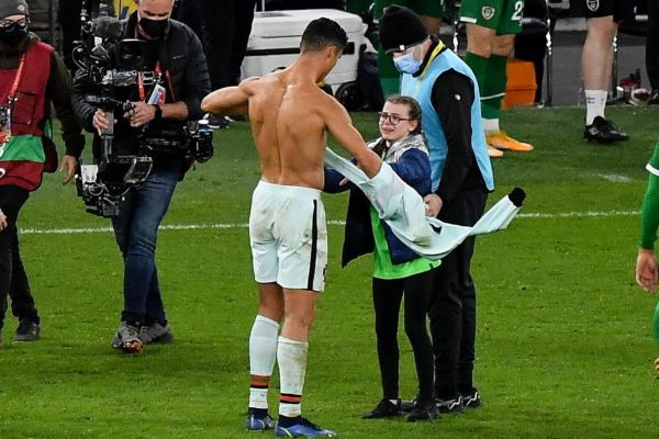  رونالدو پس از اهدای پیراهنش به دختر 13 ساله چه گفت