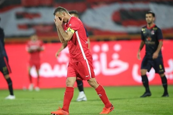 نوع مصدومیت کاپیتان پرسپولیس مشخص شد وضعیت مبهم حسینی برای بازی با مس رفسنجان