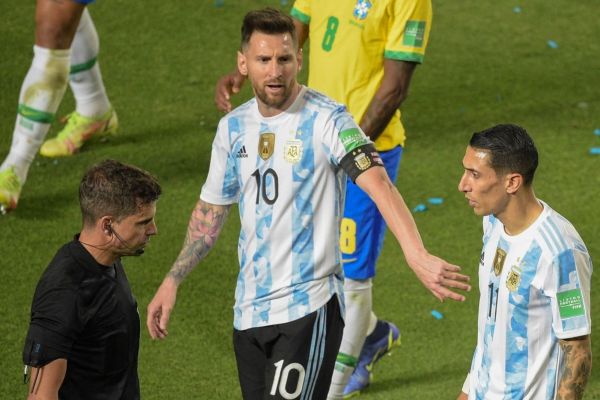 اعتراض شدید مسی به داور بازی آرژانتین - برزیل عکس
