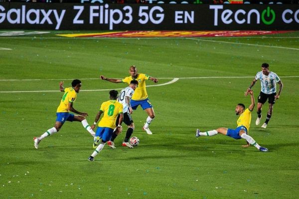 صحنهای که 4 بازیکن برزیل به دنبال جلوگیری از حرکت بعدی مسی بودند