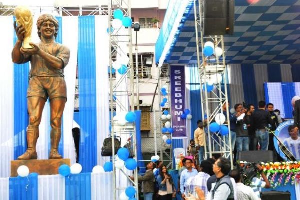  ساخت و رونمایی از مجسمه اسطوره آرژانتینی در ناپل