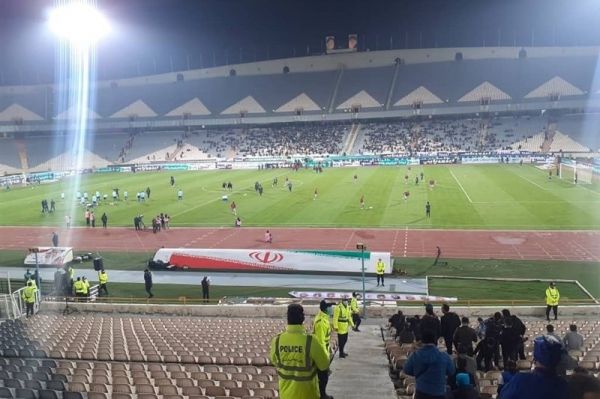 حاشیه دیدار استقلال و نساجی خوشحالی جالب استقلالیها و استقبال ویژه از یک پیشکسوت حضور کاپیتان روی نیمکت