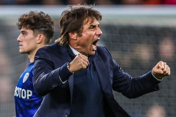 خوشحالی و جنون ویژه کونته پس از کامبک و اولین پیروزی در تاتنهام عکس