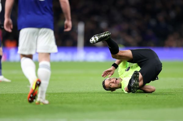  عکس؛ لحظه بامزه‌ای که داور در برخورد با فیلیپس کله معلق شد