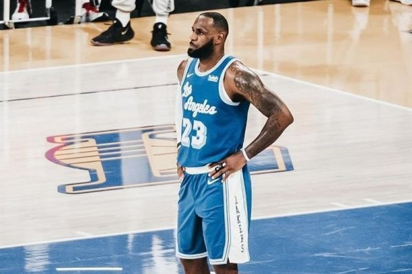 بسکتبال NBA جریمه لبران به خاطر انجام حرکت زشت