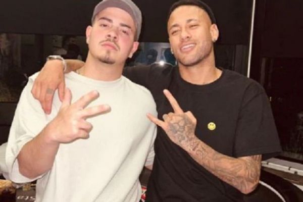 نیمار ساعاتی پس از مصدومیتش به مهمانی رفت و قلیان کشید