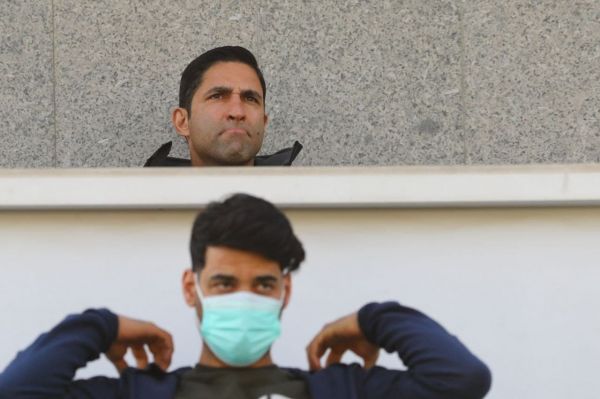  حاشیه‌ بازی پیکان و گل‌گهر  حضور ماریو تات و وحید هاشمیان در جایگاه تماشاگران  نیمکت نشینی فروزان